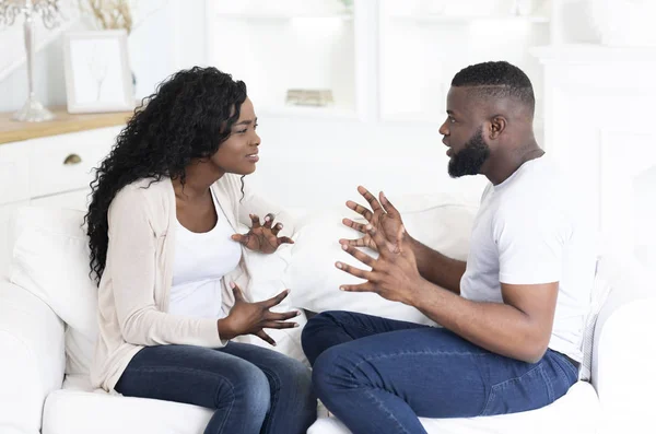 Homem e mulher brigando, gesticulando e gritando uns com os outros — Fotografia de Stock