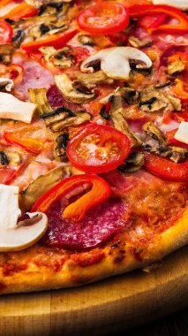 Mantar ve biberli lezzetli pizza