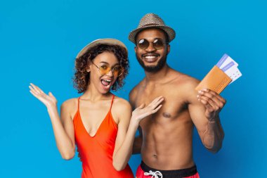 Mayolar mutlu Afrikalı çift tatil biletleri ile chill out hazır