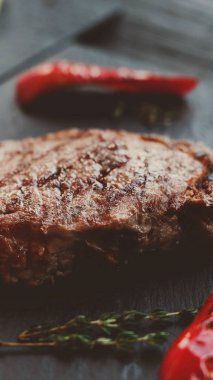 Izgara dana biftek closeup koyu ahşap masa arka plan üzerinde