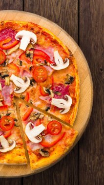 Bütün pizza parçası kesilmiş yakın çekim