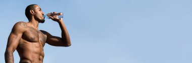 Gömleksiz Adam Mavi Gökyüzüne Karşı Egzersiz Sonrası Su İçme