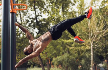 Güçlü Adam Dikey Bar Açık Havada Egzersizler Yapıyor