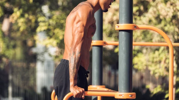 Άφρο άνθρωπος κάνει push ups σε παράλληλες μπάρες — Φωτογραφία Αρχείου