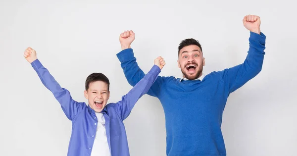 Emocional emocionado padre e hijo animando por la victoria —  Fotos de Stock