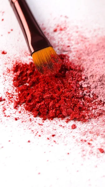 Pennello trucco con rossore rosso spruzzato su sfondo bianco — Foto Stock