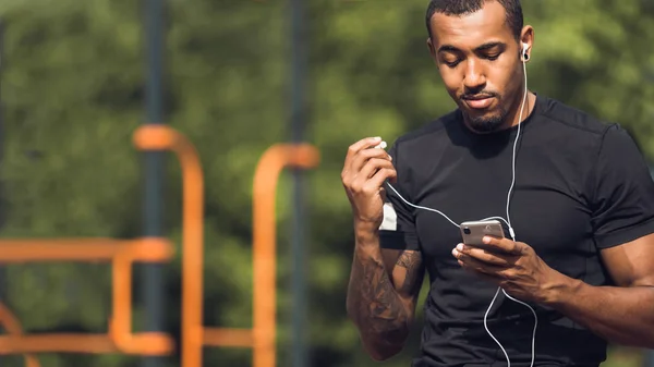 Afro-Mann ruht sich nach Training im Park aus — Stockfoto