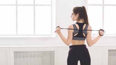 Fit kız stüdyoda ip atlama ile ayakta