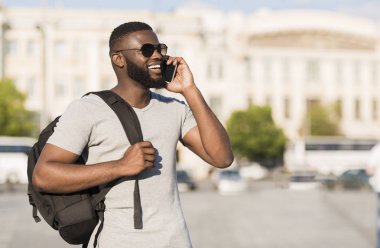 Genç Afrikalı Amerikalı turist arkadaşlarını arıyor.