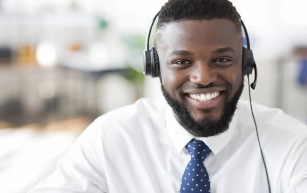 Retrato de alegre representante de atendimento ao cliente africano com fone de ouvido — Fotografia de Stock