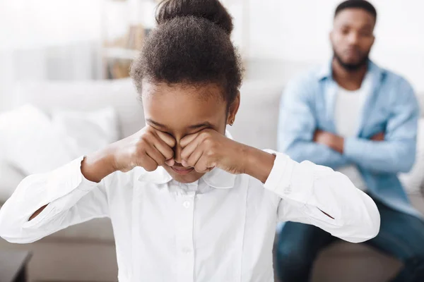 Liten flicka gråta efter argumentera med pappa — Stockfoto