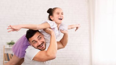 Küçük kızı ve onun yakışıklı genç babası uçak gibi uçan