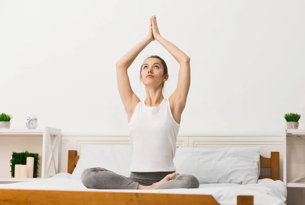 Yoga matinal. Mulher em posição de lótus meditando na cama — Fotografia de Stock
