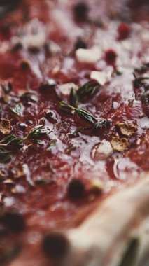 Ham sığır eti biftek koyu ahşap masa arka planda, üstten görünüm