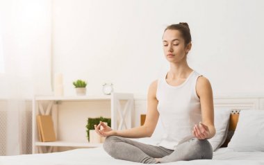 Sakin Sabah. Lotus Pozisyonunda Meditasyon Kadın