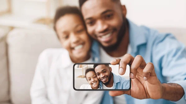 Selfie med pappa. Far och dotter tar foto på telefon — Stockfoto