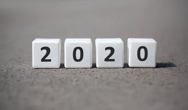 Fermer 2020 texte sur blocs blancs en bois avec ombre — Photo
