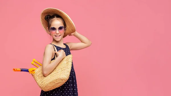 Menina na moda indo para a praia para nadar com snorkel em saco de vime — Fotografia de Stock