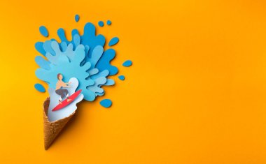 Içinde mavi deniz vawes ile Yaz dondurma