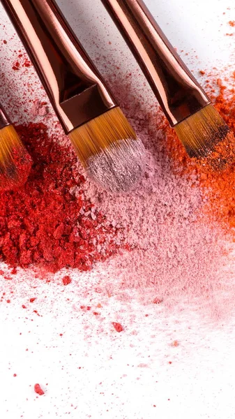 Tre makeup-borstar med Rouge av rosa, röda och korallfärgade toner — Stockfoto