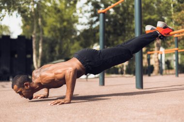 Gönderme yapan gömleksiz Afro-Amerikan erkek açık havada ups