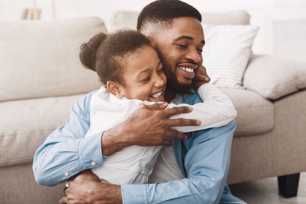 Милая дочь обнимает отца с любовью и нежностью
