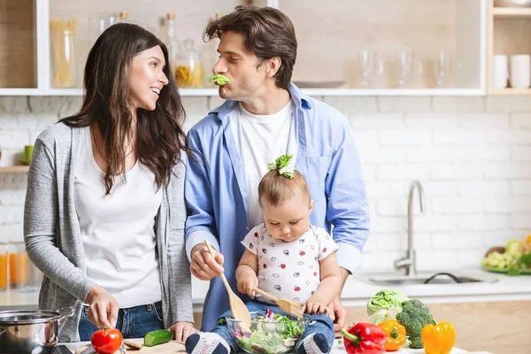 부엌에서 요리하는 어린 아기 아들과 함께 젊은 사랑하는 커플 부모의 사진. — 스톡 사진