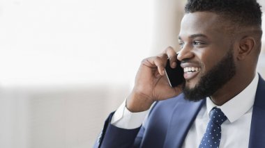Sevindim Afrikalı işadamı cep telefonu konuşuyor, ve boş alan arıyor