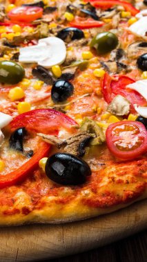 Zeytin ve mantar ile ince pasta İtalyan pizza