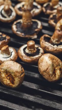 Metal ızgara kavrulmuş mantar Barbekü