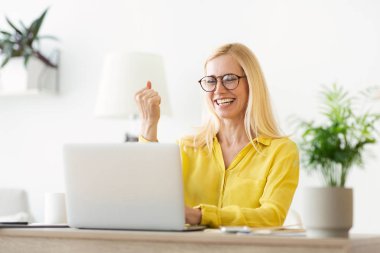 Başarıya ulaşmak. Olgun Kadın Laptop İyi Haber Okuma