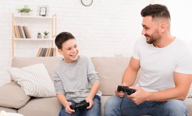 neşeli baba ve oğul evde video oyun oynarken