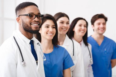 Afrikalı doktor takım ile satır ayakta