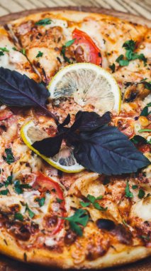 Lezzetli İtalyan pizza sucuk, salam, Mısır ve Siyah Zeytin ile