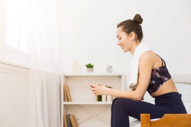 Bin yıllık kız telefon kullanma, Yoga Sonra Dinlenme
