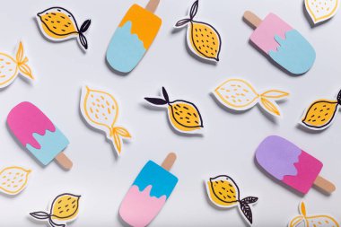 Dondurma ve taze limon ile yaratıcı yaz arka plan