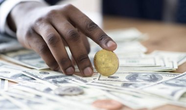 Siyah işadamı dolar yığını üzerinde altın Btc sikke tutan