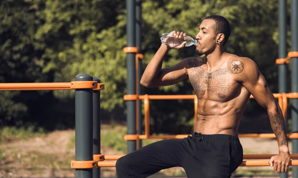 Atleta beber água e relaxar após o treino intenso — Fotografia de Stock