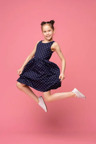 Menina bonito em vestido elegante pulando no ar — Fotografia de Stock