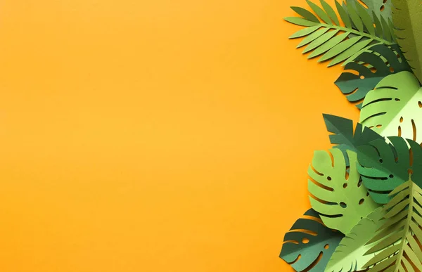 Fundo de verão amarelo com folhas de monstera verde — Fotografia de Stock