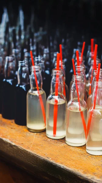 Набор из многих алкогольных напитков вкусные кадры с соломинками в маленьких бутылочках — стоковое фото