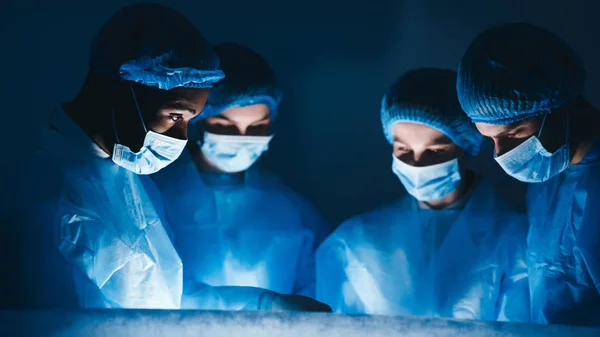 Realice la operación. Equipo de cirujanos trabajando en el hospital — Foto de Stock