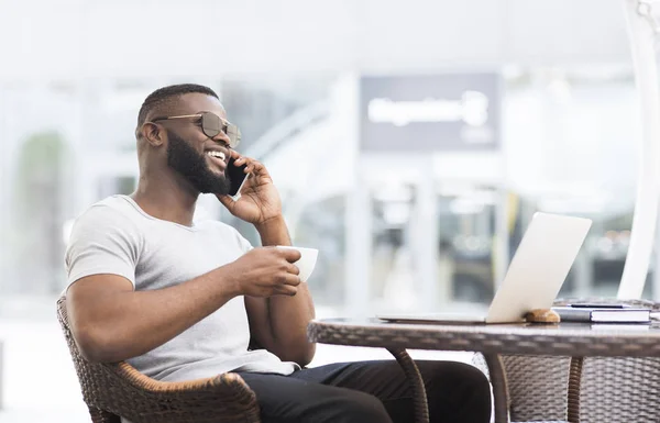 Όμορφος Αφρικανός Αμερικανός άνθρωπος που κάθεται στο ίντερνετ καφέ — Φωτογραφία Αρχείου
