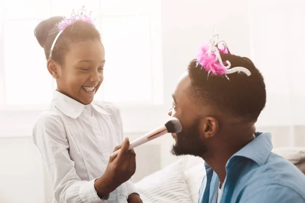 Little Daughter Doing Makeup To Her Dad, Wearing Crowns — Stock Photo, Image