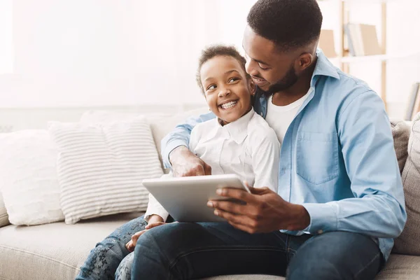 Afrikalı baba ve kızı tablette oynuyor — Stok fotoğraf