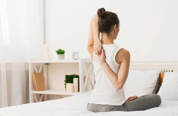 Bonjour Yoga. Femme touchant ses mains derrière son dos — Photo