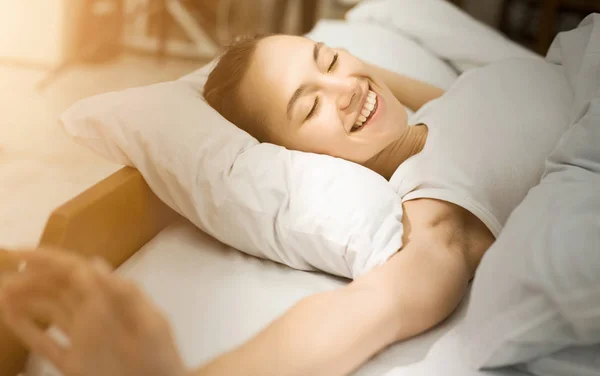 Mañana estiramiento. Chica feliz acostada en la cama, Despertando — Foto de Stock