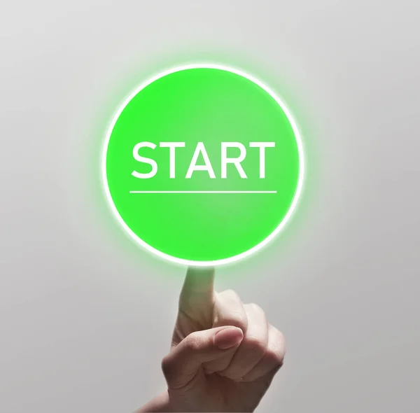 Dedo tocando botão de início verde no fundo de luz — Fotografia de Stock