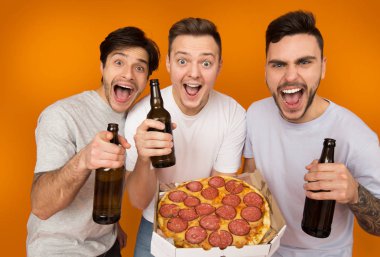 Mutlu arkadaşlar bira içme ve pizza yemek, turuncu arka plan