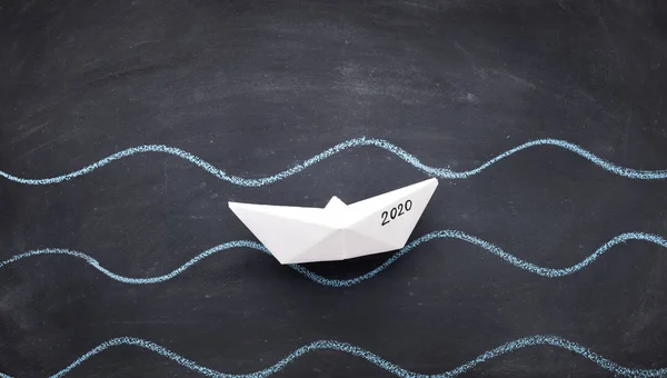 Bateau origami blanc avec 2020 naviguant par rivière — Photo